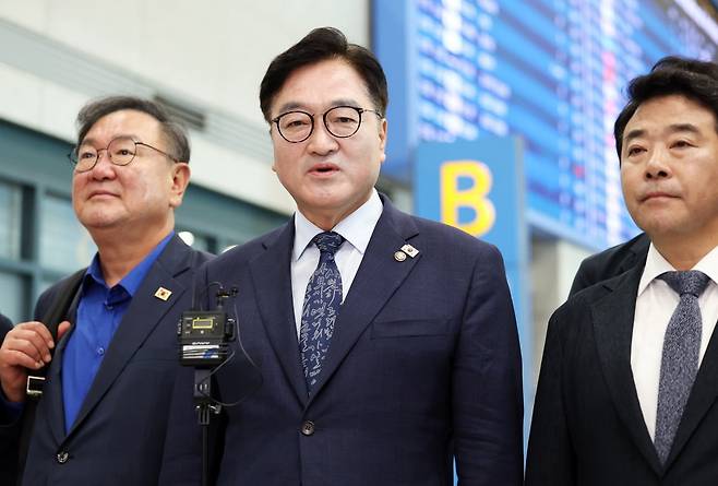 우원식 국회의장이 5일 인천공항을 통해 귀국하며 취재진에게 방중 성과를 설명하고 있다. 사진=뉴스1