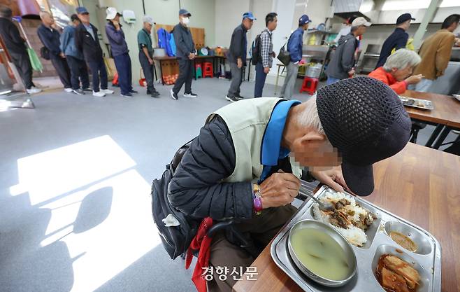 노인의 날인 2일 서울 종로구 탑골공원 앞에서 노인들이 무료급식을 받기 위해 줄을 서 있다. 성동훈 기자