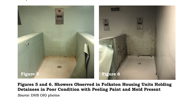 페인트가 벗겨진 화장실