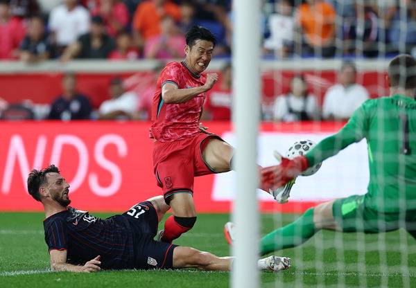 대한민국 축구 대표팀의 주장 손흥민이 7일(한국시간) 미국 뉴저지주 해리슨의 스포츠 일러스트레이티드 스타디움에서 열린 미국과의 평가전에서 전반 18분 감각적인 왼발 슛으로 선취골을 넣고 있다. 연합뉴스