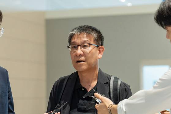 Kim Ki-soo, chief human resources officer of LG Energy Solution, speaks to reporters at Incheon International Airport on Sept. 7 before departing for the United States. [NEWS1]