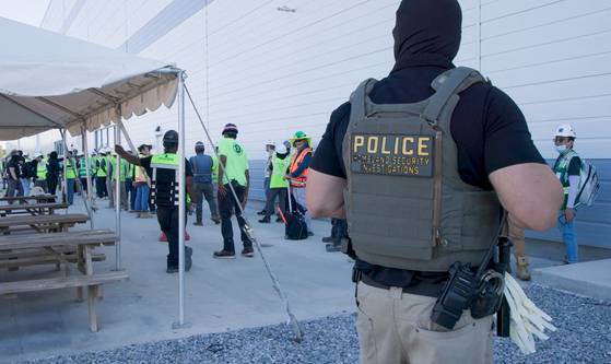 This handout photo released by U.S. Immigration and Customs Enforcement on Sept. 5 allegedly shows a Homeland Security Investigations police officer during a federal search warrant at a company in Ellabell, Georgia, on Sept. 4. [AFP/YONHAP]
