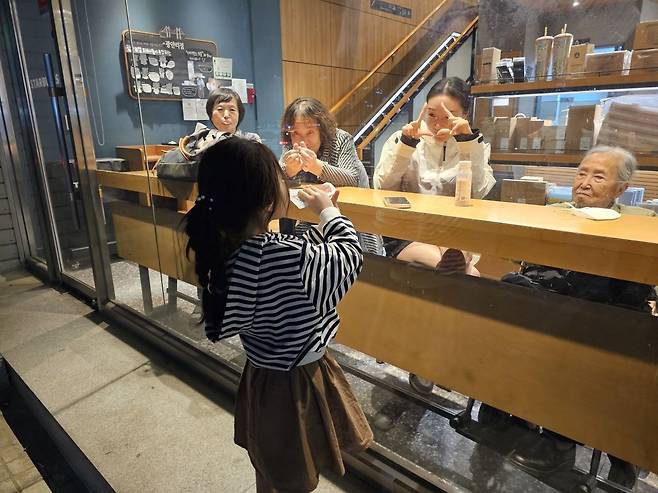 이태조 목사의 가족들이 지난 5월말 부산 광안리 여행에서 한 카페에서 찍은 사진. 이 목사의 98세 장모(맨 오른쪽)가 처형댁 손녀의 재롱을 바라보고 있다. 이 목사 가족은 이랜드가 사회공헌자에게 마련한 여행 선물을 받았다. 이 목사 제공