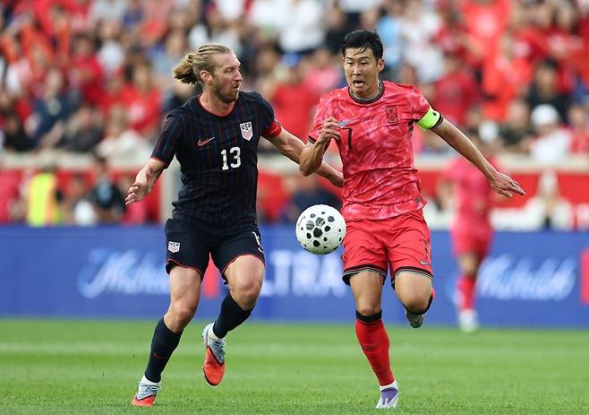 6일(현지시간) 미국 뉴저지주 해리슨 스포츠일러스트레이티드 스타디움에서 열린 한국 대 미국 친선경기에서 한국 손흥민이 드리블 돌파를 시도하고 있다. 연합뉴스