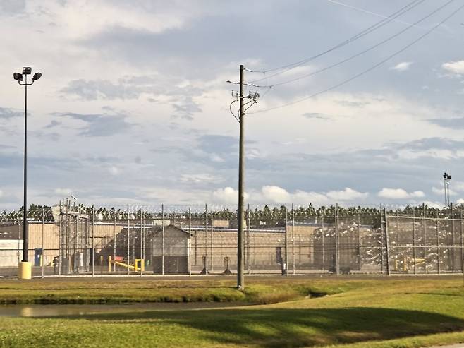 6일(현지시간) 오후 미국 조지아주 포크스턴의 디레이 제임스 교정시설의 모습. 철조망으로 둘러싸인 수용시설에 지난 4일 조지아주 서배너 근교 현대차그룹-LG에너지솔루션 합작 배터리공장 건설 현장에서 불법체류·근로 등의 혐의로 체포된 직원 300여명 대부분이 구금돼 있다. 임성수 특파원