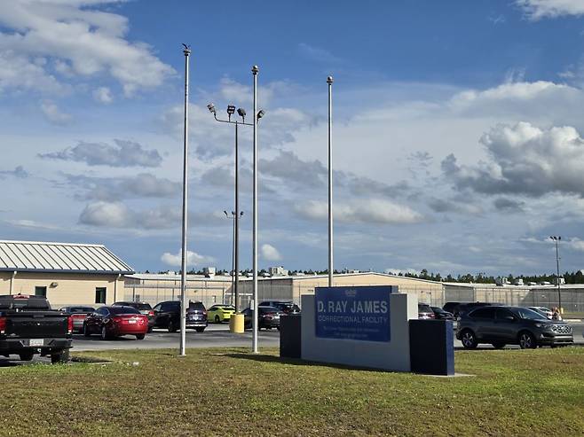 6일(현지시간) 오후 미국 조지아주 포크스턴의 디레이 제임스 교정시설의 모습. 철조망으로 둘러싸인 수용시설에 지난 4일 조지아주 서배너 근교 현대차그룹-LG에너지솔루션 합작 배터리공장 건설 현장에서 불법체류·근로 등의 혐의로 체포된 직원 300여명 대부분이 구금돼 있다. 임성수 특파원