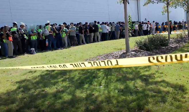 미국 이민 단속 당국이 홈페이지를 통해 지난 4일(현지시간) 조지아주 현대차그룹·LG에너지솔루션의 합작 배터리 공장 건설 현장에서 벌인 불법체류·고용 단속 현장 영상을 홈페이지에 공개했다. 미국 이민세관단속국 홈페이지 영상 캡처.