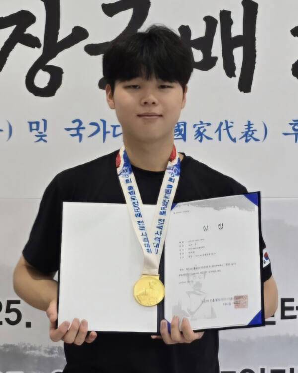 7일 열린 ‘제5회 홍범도장군배 전국사격대회’ 남자 고등부 50m 복사 개인전서 우승을 거둔 인천체고 전익범. 인천체고 제공