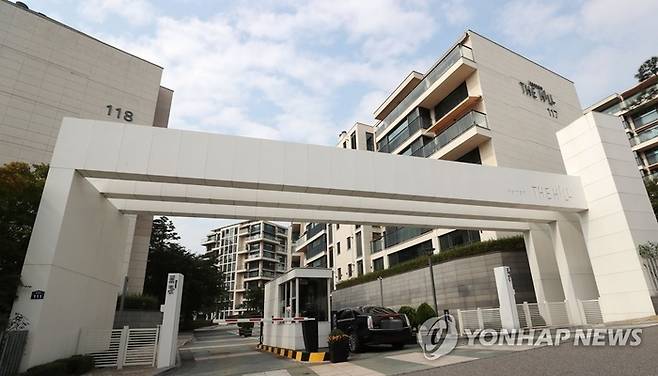 5일 박용갑 더불어민주당 의원실에 따르면 2022년 하반기 8만2666명에 불과했던 외국인 주택 소유자수가 2024년 하반기 9만9839명으로 증가한 것으로 나타났다. 한 미국인은 은행 대출 56억45000만원을 받아 한남더힐을 120억원에 구매했다. [사진=연합뉴스]