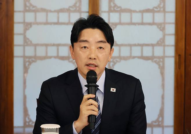 강훈식 대통령실 비서실장이 7일 서울 종로구 총리공관에서 열린 고위당정협의회에서 발언하고 있다.  연합뉴스