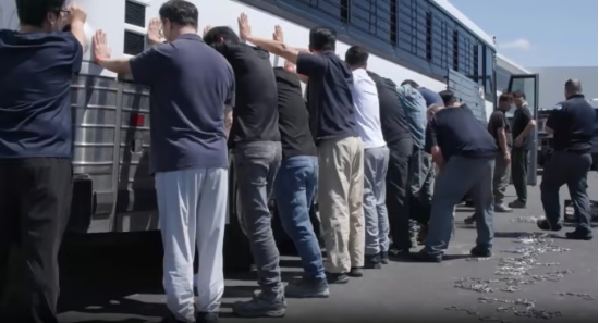 美 이민세관단속국(ICE) 요원들이 한국인 직원들을 체포하는 모습. (사진=ICE 홈페이지)