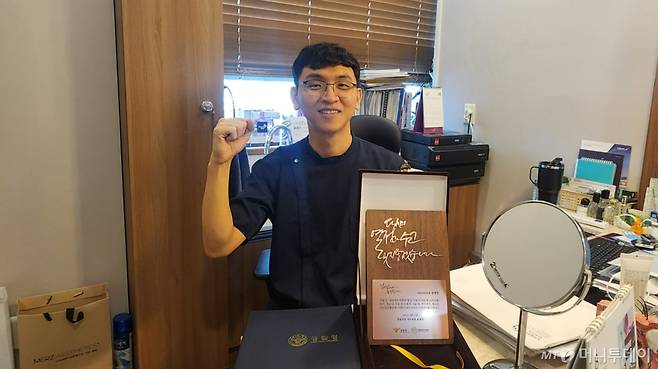 지난 28일 서울 서대문구 한 피부과에서 만난 전문의 송병한씨(43). 경찰청이 진행하는 '사랑의 지우개' 사업에 최근 가장 많이 참여한 공로를 인정받아 감사패와 감사장을 받았다. /사진=김미루 기자.