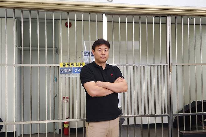 지난 4일 서울 서초경찰서 강력계 문 앞에서 만난 김종찬 마약범죄수사팀장. 2년 전 출범한 서초서 마약팀은 전국 최우수 실적 마약팀으로 성장했다. 최근 태국발 마약 조직 총책을 국내 송환해 구속 송치하는 모범 사례를 남겼다. /사진=김미루 기자.