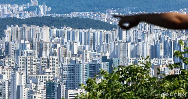 (서울=뉴스1) 김도우 기자 = 지난달 서울 아파트 분양가가 처음으로 1㎡당 2000만 원을 돌파했다.  5일 분양평가 전문회사 리얼하우스가 청약홈 자료를 분석한 결과에 따르면 올해 서울 아파트의 전용 1㎡당 분양가는 2007만 원으로 처음으로 2000만 원을 돌파했다.  사진은 이날 서울 중구 남산에서 바라본 시내 아파트 단지. 2025.9.5/뉴스1  Copyright (C) 뉴스1. All rights reserved. 무단 전재 및 재배포,  AI학습 이용 금지. /사진=(서울=뉴스1) 김도우 기자