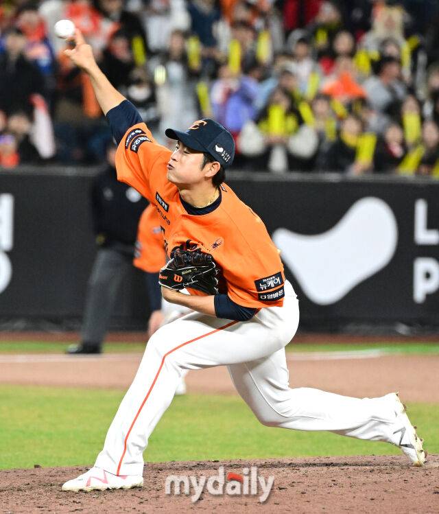 2025년 3월 28일 오후 대전 한화생명 볼파크에서 진행된 '2025 신한 SOL뱅크 KBO 리그' KIA 타이거즈와 한화 이글스의 경기. 한화 이태양이 9회초 구원등판해 역투하고 있다./마이데일리