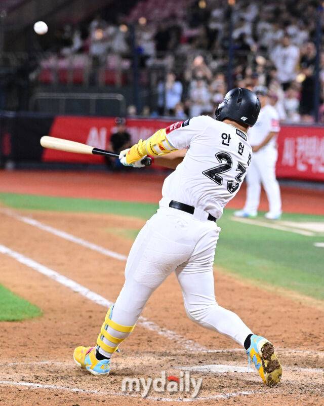 KT 안현민이 투런 홈런을 치고 있다 / 수원 = 유진형 기자 zolong@mydaily.co.kr