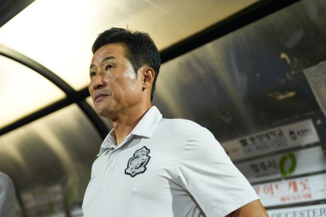 이을용 감독이 성적 부진을 이유로 경남FC 감독직을 자진 사임했다./경남FC
