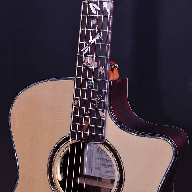 57주년을 맞아 제작된 가왕 조용필의 커스텀 기타 [크래프터 제공]