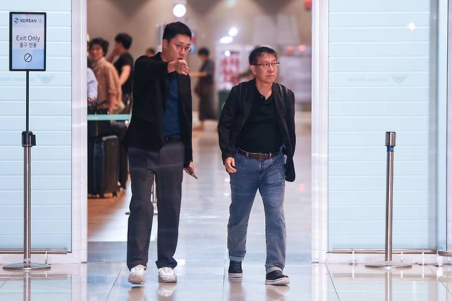 미 이민당국이 조지아주 현대자동차그룹-LG에너지솔루션 공장에서 벌인 불법체류자 단속에서 300명이 넘는 한국인이 구금된 가운데 7일 인천국제공항 제2여객터미널에서 LG에너지솔루션 김기수 인사최고책임자(오른쪽)가 현장 대응을 위해 미국으로 출국하고 있다. [출처=연합뉴스]