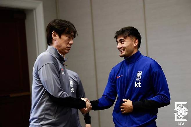 [서울=뉴시스]홍명보 감독과 악수하는 카스트로프. (사진=대한축구협회 제공)
