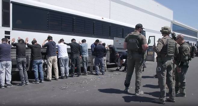 [서울=뉴시스] 미국 이민 단속 당국이 홈페이지를 통해 지난 4일(현지시간) 조지아주 현대차그룹-LG에너지솔루션의 합작 배터리 공장 건설현장에서 벌인 불법체류·고용 단속 현장 영상을 홈페이지를 통해 공개했다. (사진= ICE 홈페이지 영상 캡쳐) 2025.09.06. photo@newsis.com *재판매 및 DB 금지