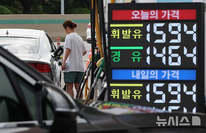 [서울=뉴시스] 황준선 기자 = 7일 서울 서초구 만남의광장 주유소에서 시민들이 주유를 하고 있다. 지난 5일 한국석유공사 유가정보시스템 오피넷에 따르면 9월 첫째 주(8월31~4일) 전국 주유소 휘발유 판매가는 리터(ℓ)당 1660.4원으로, 직전 주 대비 1.8원 내려 4주 연속 하락세를 보였다. 경유 판매가는 리터당 1530.8원으로, 직전 주보다 1.9원 내린 가격에 판매됐다. 2025.09.07. hwang@newsis.com