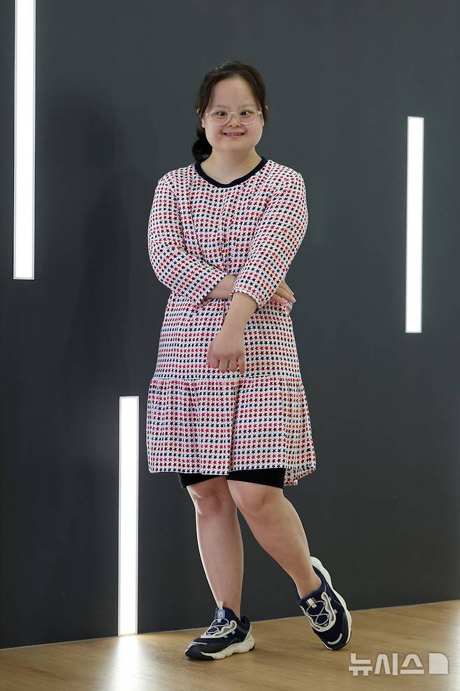 [서울=뉴시스] 박진희 기자 = 연극 '젤리피쉬' 배우 백지윤이 지난 1일 서울 중구 국립극단에서 인터뷰에 앞서 사진촬영을 하고 있다. 2025.09.07. pak7130@newsis.com