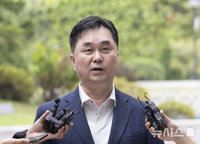[서울=뉴시스] 김근수 기자 = 김종민 무소속 의원이 7일 서울 서초구 서울고등법원에 마련된 내란 특검팀 (특별검사 조은석) 사무실에 참고인 자격으로 출석 전 취재진 질문에 답하고 있다. 2025.09.07. ks@newsis.com