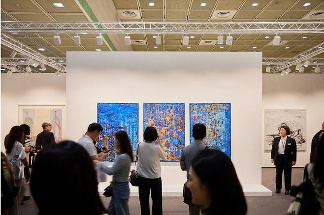 하우저앤워스에서 선보인 마크 브래드포드의 3점 연작이 62억6000만원에 팔려 프리스 서울 사상 최고가를 기록했다. *재판매 및 DB 금지