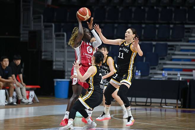 [서울=뉴시스] 여자프로농구 청주 KB국민은행의 강이슬. (사진=WKBL 제공) *재판매 및 DB 금지