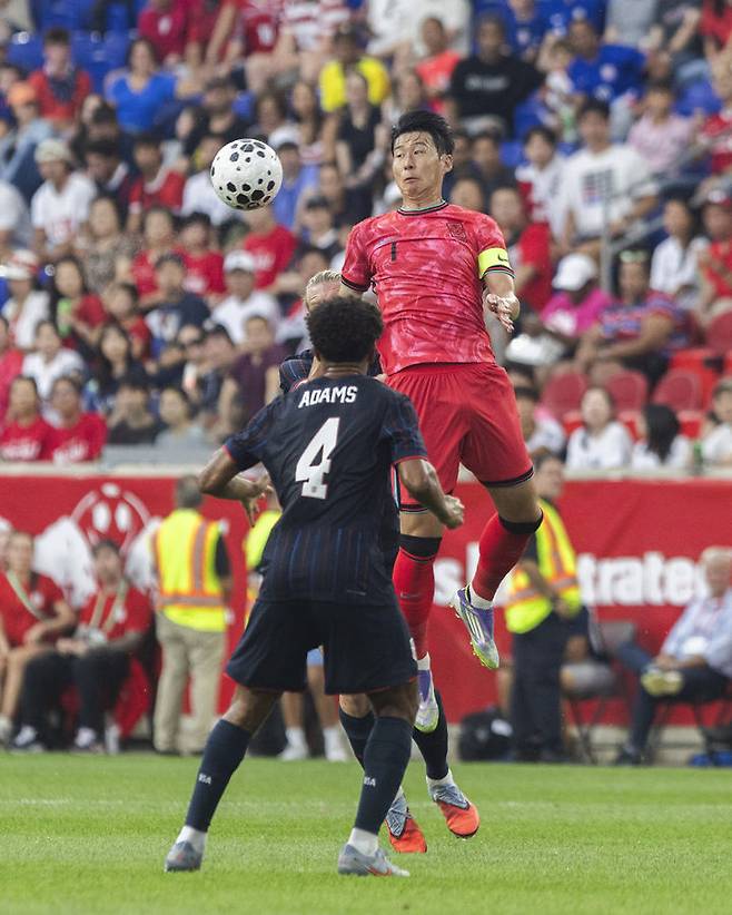 [해리슨=AP/뉴시스] 손흥민(오른쪽)이 6일(현지 시간) 미 뉴저지주 해리슨 스포츠 일러스트레이티드 스타디움에서 열린 미국과의 친선 경기 중 공중 볼을 다투고 있다. 이날 손흥민은 전반 18분 이재성의 도움으로 선제골을, 전반 43분에는 이동경의 추가 골을 도와 1골 1도움을 기록하며 한국의 2-0 승리를 이끌었다. 2025.09.07.