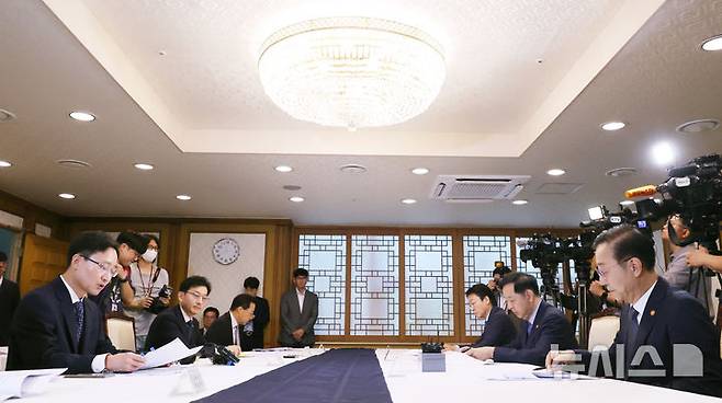 [서울=뉴시스] 김명원 기자 = 구윤철 경제부총리 겸 기획재정부 장관, 윤창렬 국무조정실장, 김윤덕 국토교통부 장관, 권대영 금융위 부위원장, 임광현 국세청장이 7일 오전 서울 종로구 정부서울청사에서 열린 부동산관계장관회의를 하고 있다. 2025.09.07. kmx1105@newsis.com