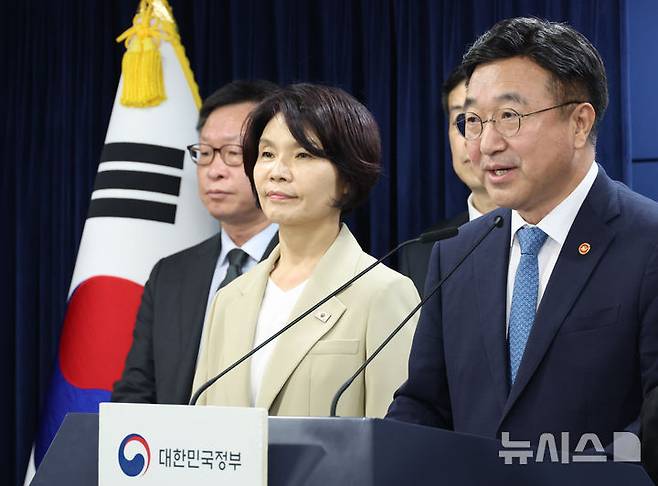 [서울=뉴시스] 김명원 기자 = 윤호중 행정안전부 장관이 7일 서울 종로구 정부서울청사에서 정부조직 개편방안 등 고위당정협의회 결과 브리핑을 하고 있다. 2025.09.07. kmx1105@newsis.com