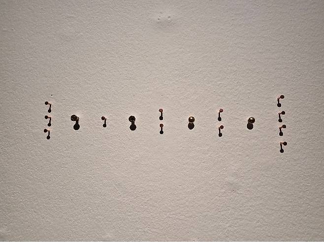 로와정, 'N', 못, 십자못, 일자못, 가변설치(2025). 곽인숙 기자