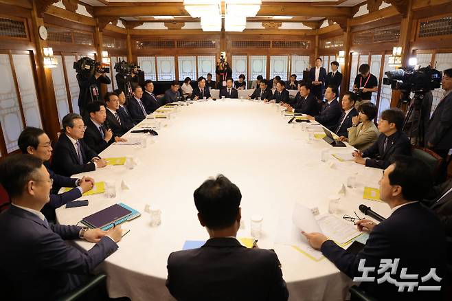 김민석 국무총리가 7일 서울 종로구 삼청동 국무총리 서울공관에서 열린 제3차 고위당정협의회에서 인사말을 하고 있다. 윤창원 기자