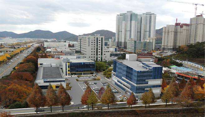 한국전자기술연구원 동남권본부 전경. 우측 건물은 신축예정 조감도. 한국전자기술연구원 제공