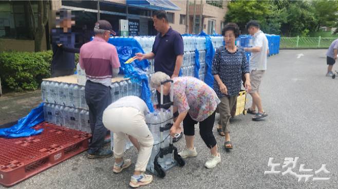 강릉 교동의 한 아파트에서 주민들에게 생수를 배부하고 있는 모습. 전영래 기자