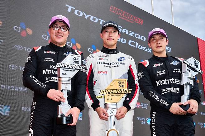7일 '2025 오네 슈퍼레이스 챔피언십' 6라운드 토요타 가주 레이싱 6000 클래스에서 우승을 차지한 노동기(가운데)가 김중군(왼쪽), 정의철과 시상대에 올라 기념 촬영을 하고 있다. 슈퍼레이스