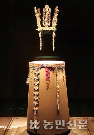 경주 천마총에서 나온 금관과 금제 허리띠.