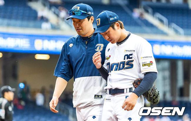 [OSEN=창원, 이석우 기자] 27일 창원 NC파크에서 2023 신한은행 SOL KBO리그 NC 다이노스와 KIA 타이거즈의 경기가 열렸다. NC 다이노스 구창모가 8회초 1사 1,2루 KIA 타이거즈 김도영 타석때 팔 이상을 호소하며 교체되고 있다. 2023.09.27 / foto0307@osen.co.kr