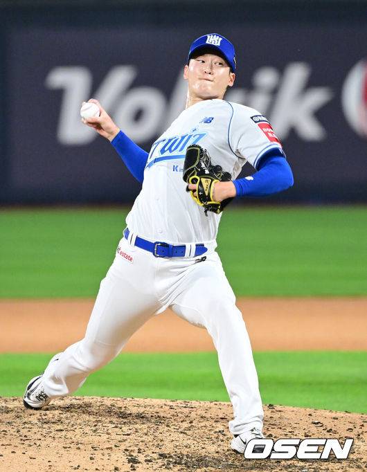 [OSEN=수원, 최규한 기자] 18일 수원 KT위즈파크에서 ‘2025 신한 SOL Bank KBO리그’ KT 위즈와 한화 이글스의 경기가 열렸다.홈팀 KT는 오원석, 방문팀 한화는 코디 폰세를 선발로 내세웠다.6회초 마운드에 오른 KT 배제성이 힘차게 공을 뿌리고 있다. 2025.07.18 / dreamer@osen.co.kr