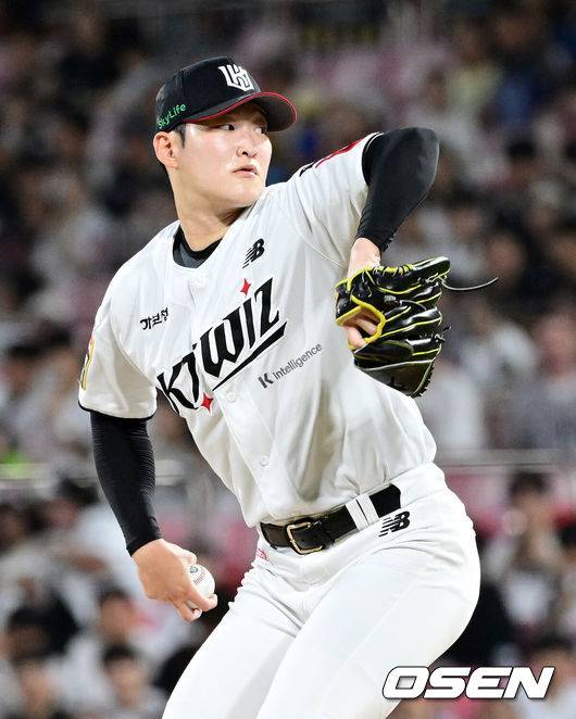 [OSEN=수원, 최규한 기자] 3일 수원 KT위즈파크에서 ‘2025 신한 SOL Bank KBO리그’ KT 위즈와 키움 히어로즈의 경기가 열렸다.홈팀 KT는 고영표, 방문팀 키움은 정현우를 선발로 내세웠다.7회초 마운드에 오른 KT 배제성이 힘차게 공을 뿌리고 있다. 2025.07.02 / dreamer@osen.co.kr
