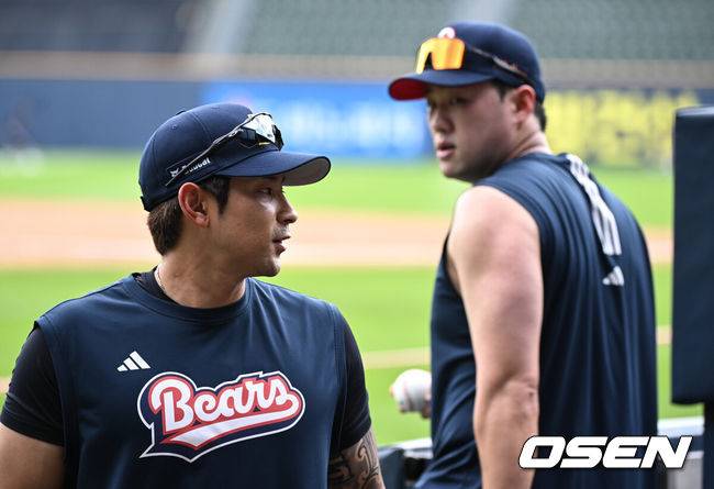 [OSEN=잠실, 조은정 기자]22일 오후 서울 잠실야구장에서 2025 신한 SOL Bank KBO리그 두산 베어스와 한화 이글스의 경기가 열린다. 이날 두산은 잭로그, 한화는 문동주를 선발로 내세웠다.두산 강승호, 양석환이 훈련을 마친 뒤 휴식을 취하고 있다. 2025.07.22 /cej@osen.co.kr