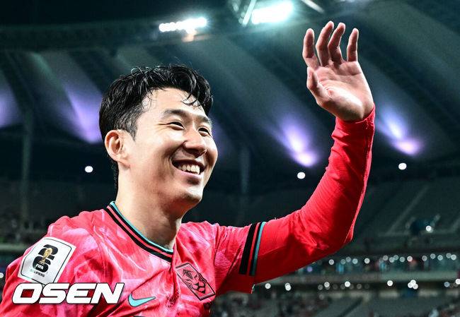 [OSEN=상암, 조은정 기자]대한민국 대표팀이 무려 15년 만에 패배 없이 최종예선을 마무리했다.&nbsp;홍명보 감독이 이끄는 대한민국&nbsp;축구 국가대표팀은 10일 서울월드컵경기장에서 열린&nbsp;2026 국제축구연맹(FIFA) 북중미 월드컵 아시아지역 최종예선 3차 예선 B조 10차전에서 쿠웨이트와 맞붙어 4-0으로 대승했다.대표팀 손흥민이 관중을 향해 인사를 하고 있다. 2025.06.10 /cej@osen.co.kr