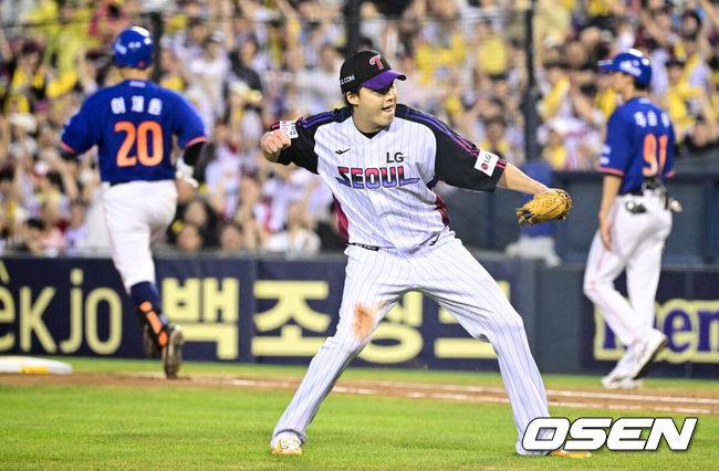 [OSEN=잠실, 조은정 기자]8일 오후 서울 잠실구장에서 ‘2025 신한 SOL Bank KBO리그’ LG 트윈스와 한화 이글스의 경기가 열렸다.LG는 임찬규, 한화는 류현진을 선발로 내세웠다.4회초 1사 1,2루 LG 임찬규가 한화 이재원을 병살타로 처리한 뒤 기뻐하고 있다. 2025.08.08 /cej@osen.co.kr