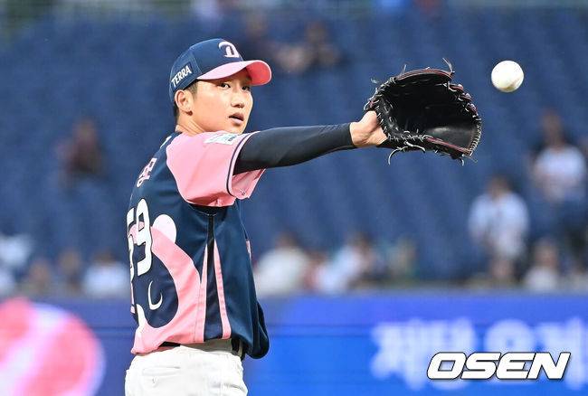 [OSEN=창원, 이석우 기자] 7일 창원NC파크에서 2025 신한 SOL 뱅크 KBO 리그 NC 다이노스와 KIA 타이거즈의 경기가 열렸다. 홈팀 NC는 구창모가, 방문팀 KIA는 양현종이 선발 출전했다. NC 다이노스 선발투수 구창모가 볼을 받고 있다. 2025.09.07 / foto0307@osen.co.kr