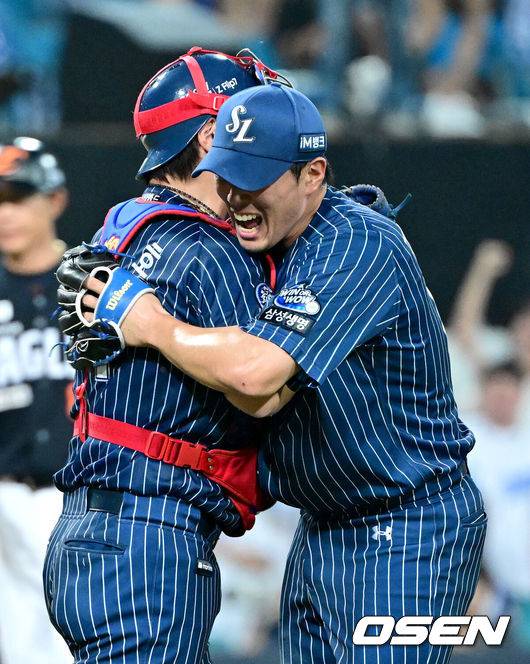 [OSEN=대구, 최규한 기자] 프로야구 삼성 라이온즈가 한화 이글스를 꺾고 전날 패배를 설욕했다.삼성은 7일 대구삼성라이온즈파크에서 열린 한화와의 홈경기에서 4-3으로 승리했다. 이로써 삼성은 지난 6일 한화에 4-7로 덜미를 잡힌 아쉬움을 씻어냈다. 삼성 강민호는 프로야구 역대 포수 최초로 개인 통산 350홈런 시대를 열었고 김재윤은 개인 통산 190세이브를 달성했다.&nbsp;&nbsp;경기를 마무리지은 삼성 투수 김재윤과 포수 강민호가 인사를 나누고 있다. 2025.09.06 / dreamer@osen.co.kr