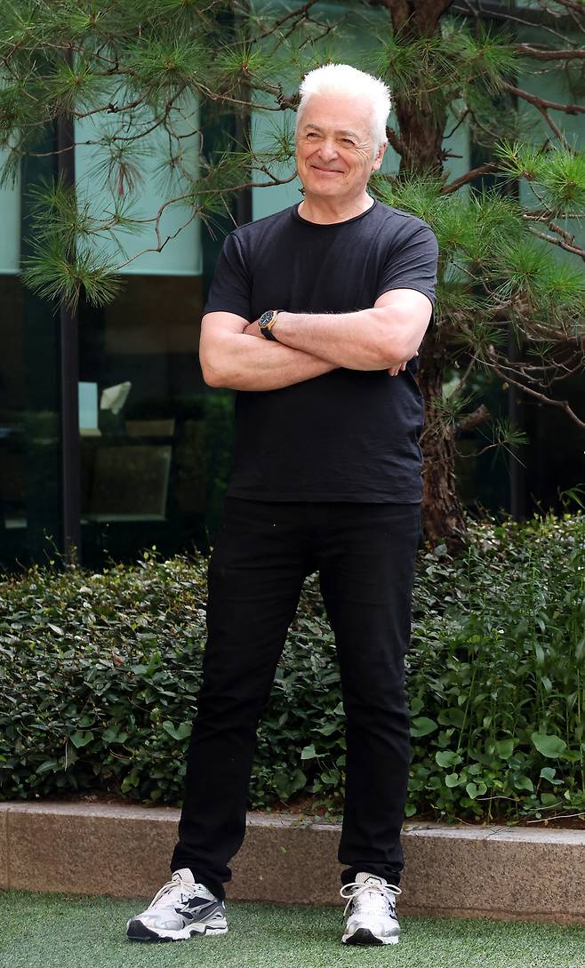 2일 서울 종로구 한 호텔 정원에서 세계일보와 인터뷰 중인 뮤지컬&nbsp;‘노트르담 드 파리’의 원조 프롤로 신부 다니엘 라부아. 그는&nbsp;콰지모도가 마지막 장면에서 부르는 '춤을 춰요, 나의 에스메랄다'를 가장 좋아한다고 말했다. “노래하고 천사들이 하늘로 올라가죠. 천사들이 하늘로 올라가는 것을 볼 때마다 항상 눈물이 났습니다. 노래 자체도 매우 아름답고, 쇼의 마지막이기도 해서 저를 매우 감동시키는 무언가가 있습니다.” 이제원 선임기자&nbsp;