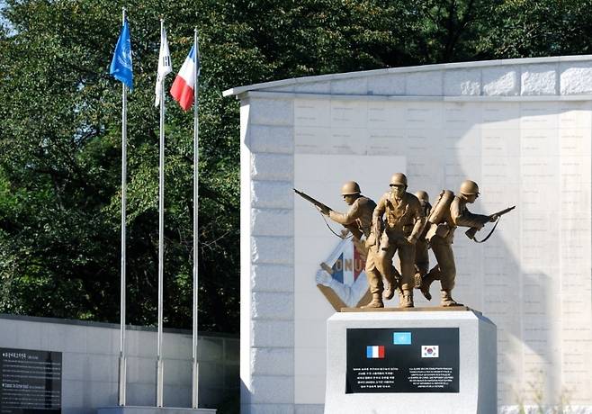 경기 수원에 있는 프랑스군 6·25 전쟁 참전 기념비. 1974년 처음 세워졌고 이후 2010년 중건(重建)이 이뤄졌다. 유엔평화기념관 제공