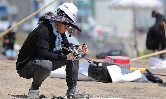6일 제주 서귀포시 안덕면 사계해변에서 제주도와 세계일보가 공동 주최한 전국드론낚시대회 인 제주에서 한 참석자가 드론을 정비하고 있다. 제주=이재문 기자
